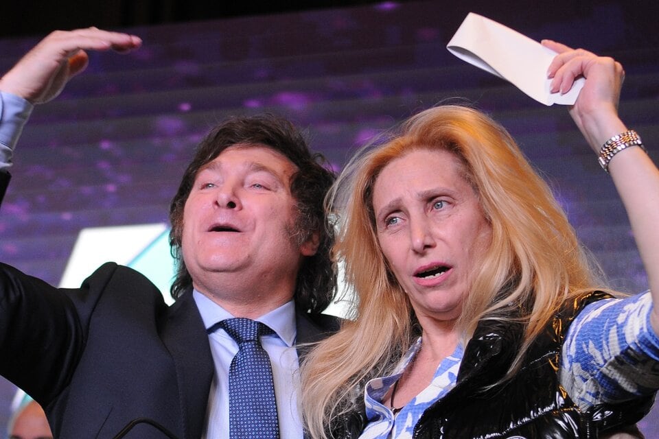 Milei y su hermana Karina, el "jefe", como él mismo la llama