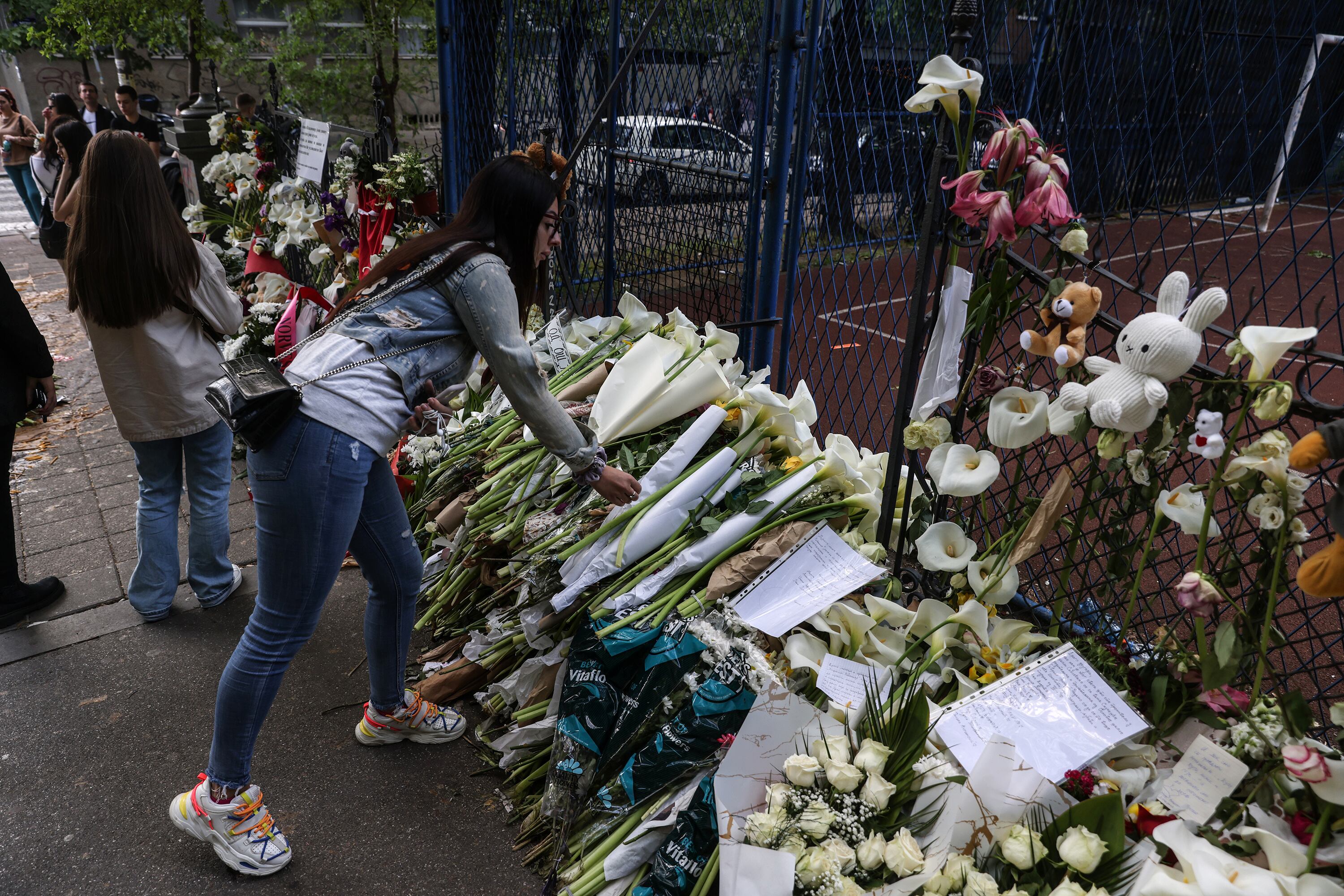El memorial en la escuela primaria donde se produjo la masacre del miércoles