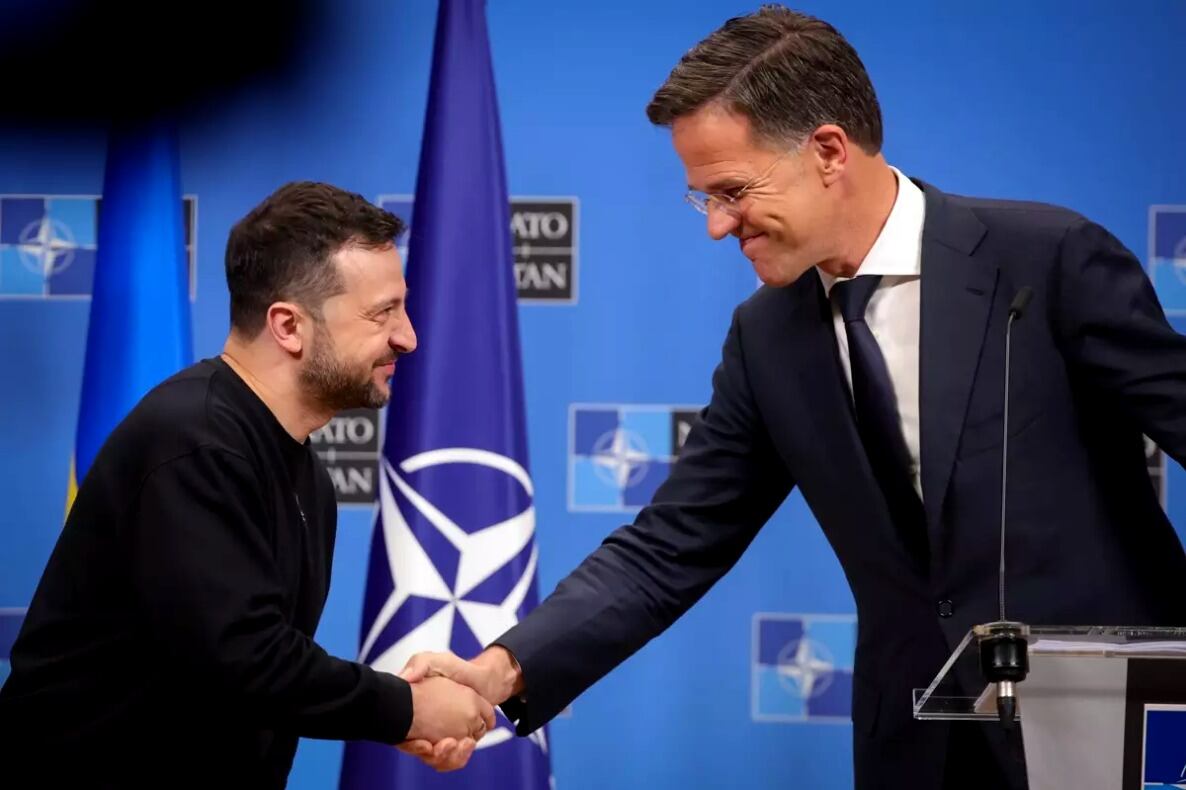  Volodímir Zelenski saluda al secretario general de la OTAN, Mark Rutte, este jueves en Bruselas