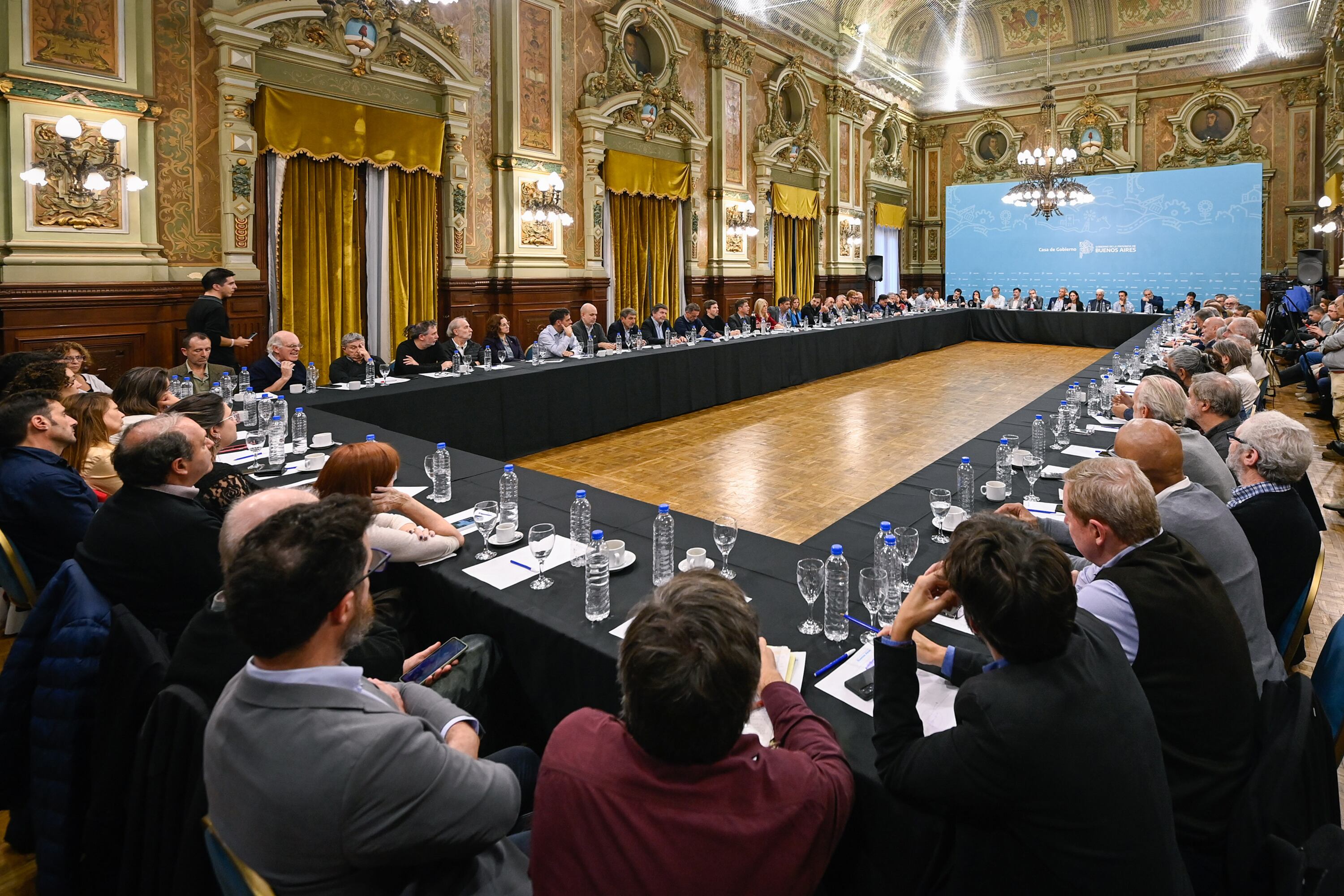 Más de 200 representantes universitarios se reunieron con la Provincia este martes.