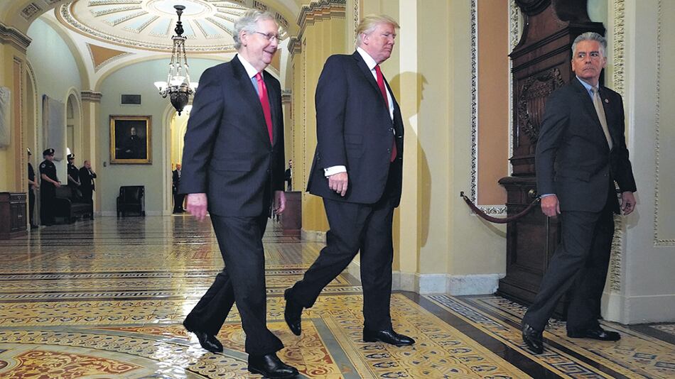 Trump llegó a la reunión con la bancada republicana junto al senador Mitch McConnell.