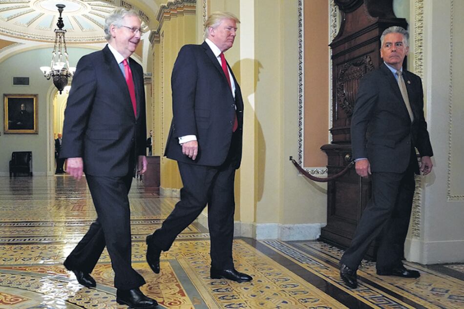 Trump llegó a la reunión con la bancada republicana junto al senador Mitch McConnell.