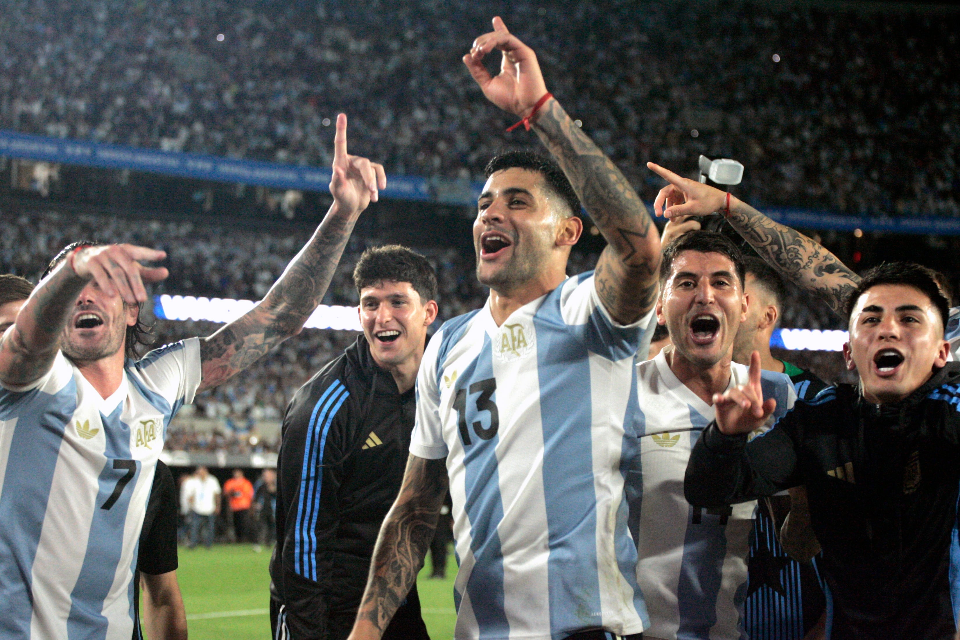 Los jugadores bailan luego de la victoria ante Brasil