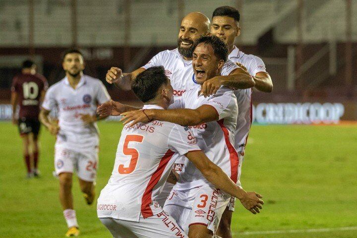 Los hermanos Mac Allister se unieron en el festejo del único gol que le dio la victoria a Argentinos Juniors.