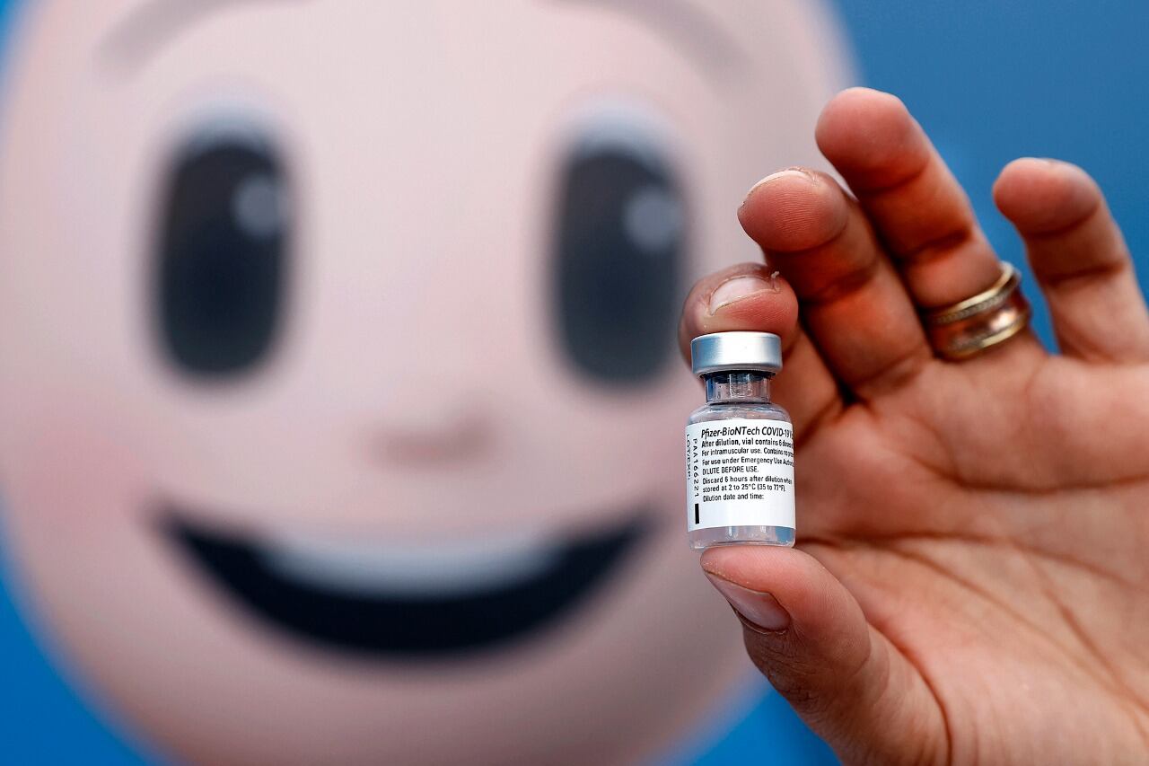La Agencia Europea de Medicamentos (EMA) señala que los beneficios de vacunar con Pfizer a los niños en esa franja de edad superan los riesgos.