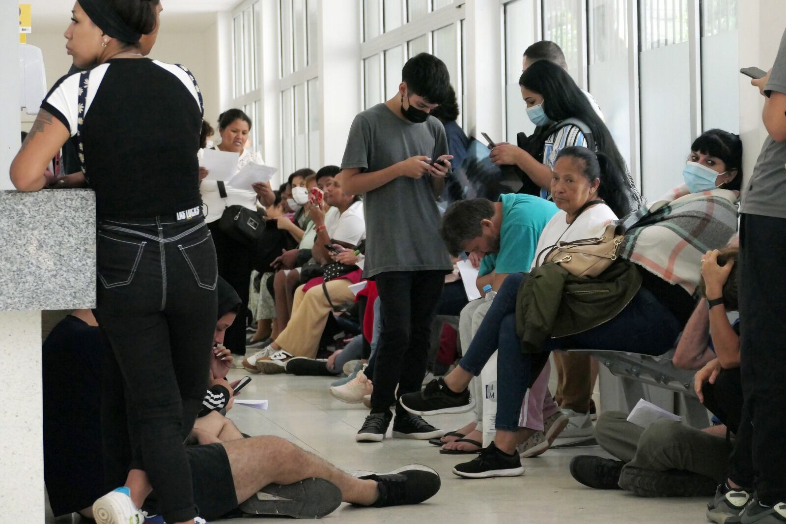 Gente con dengue esperando en el Hospital General de Agudos Bernardino Rivadavia