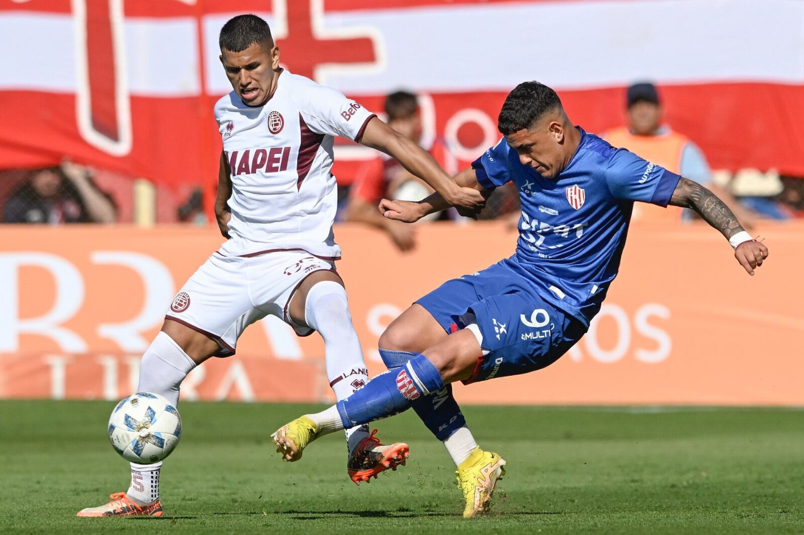 Gonzalo Morales, cuyo pase pertenece a Boca, lucha con Juan José Cáceres, a préstamo desde Racing