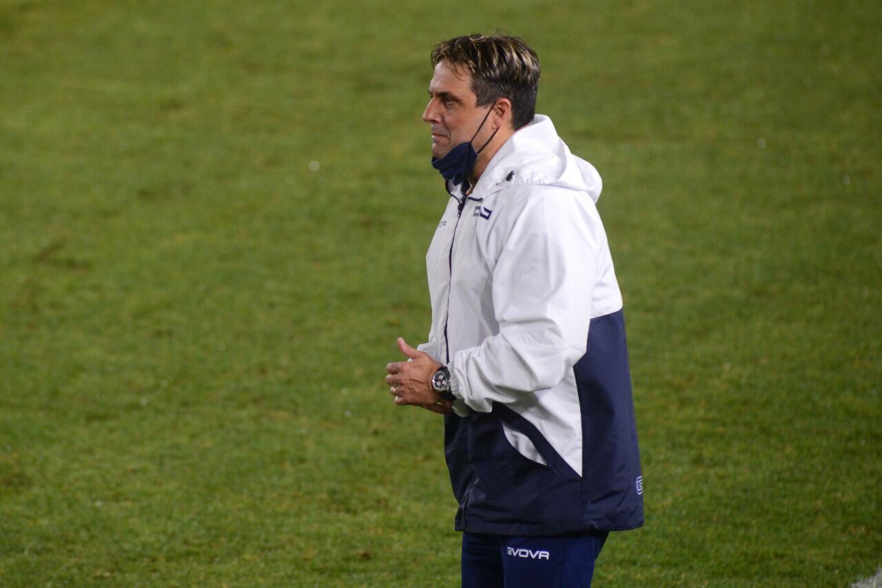 Hoyos, primer técnico que se va en el fútbol argentino 2022