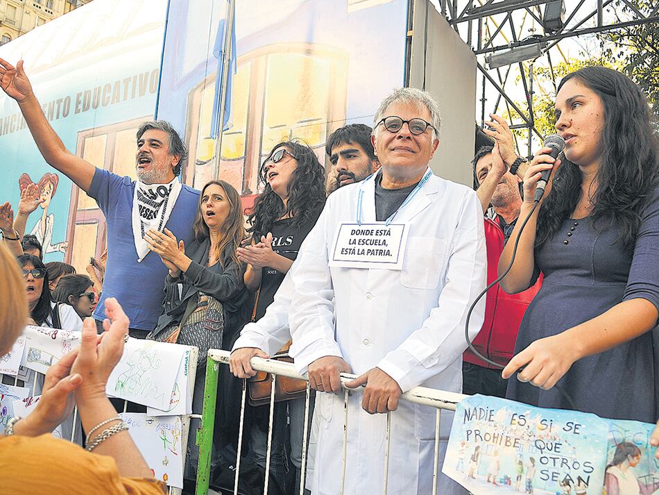 Los integrantes de la agrupación H.I.J.O.S. visitaron a los docentes y les manifestaron su apoyo.