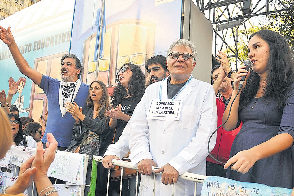 Los integrantes de la agrupación H.I.J.O.S. visitaron a los docentes y les manifestaron su apoyo.