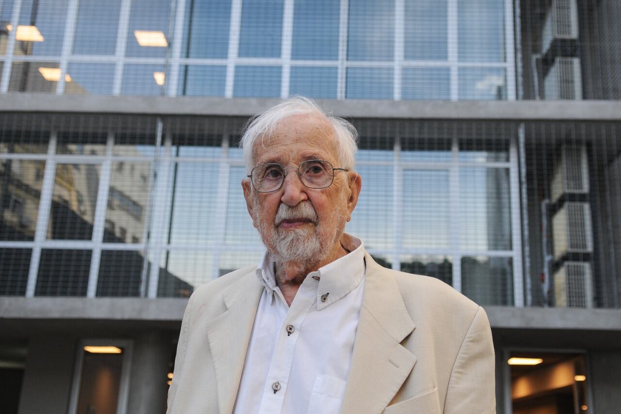 Noé Jitrik nació el 23 de enero de 1928 en Rivera, Provincia de Buenos Aires.