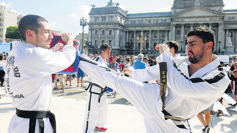 Practicantes de taekwondo frente al Congreso.