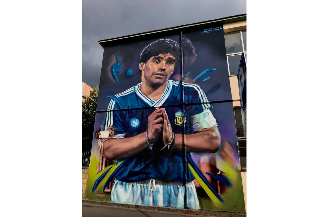 El mural del Pelusa en la ciudad italiana. 