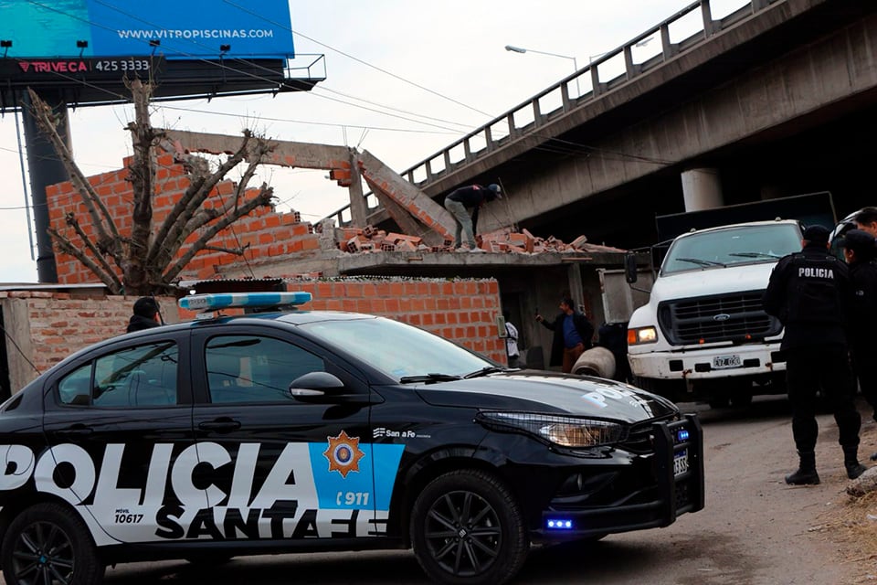 Demolición y tapiado en barrio Santa Lucía