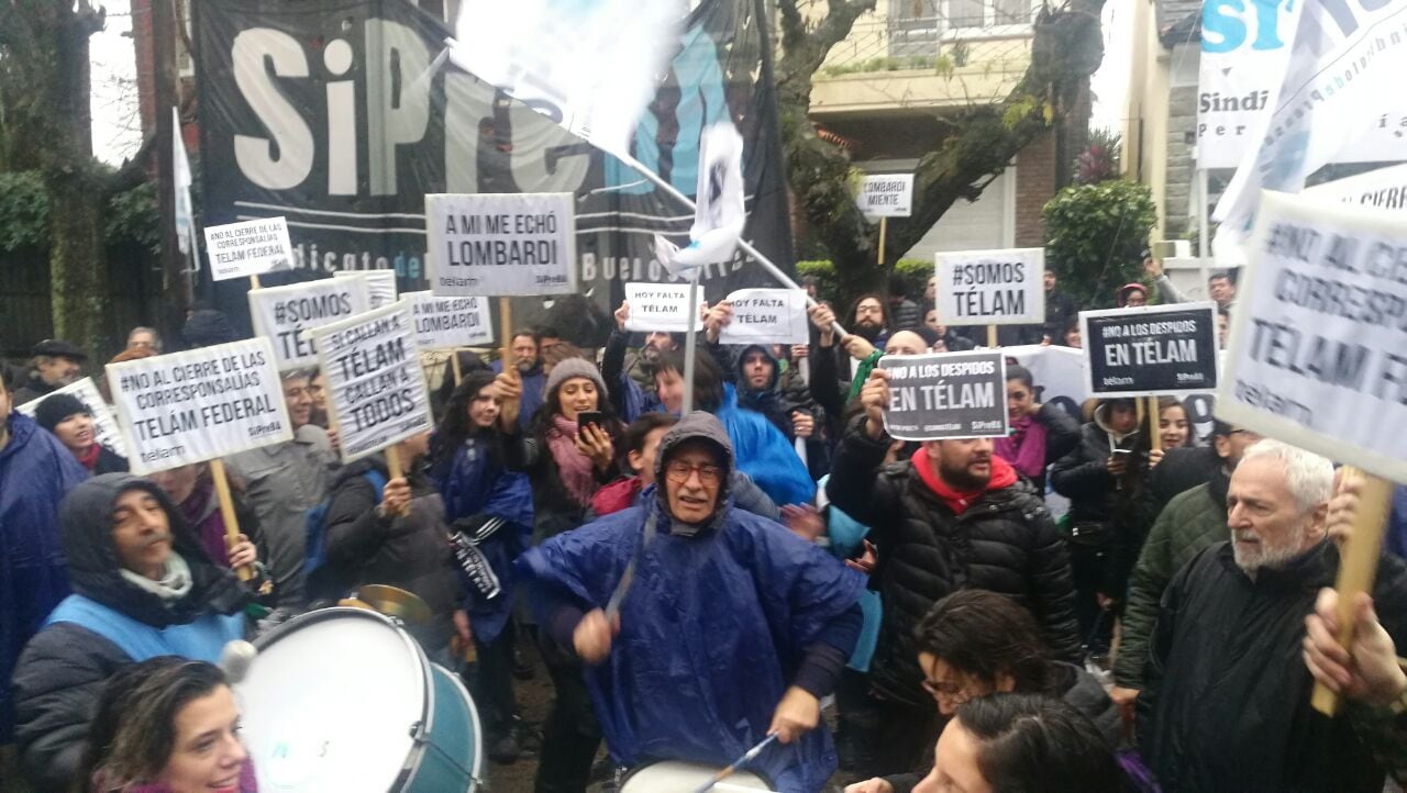 Los trabajadores resisten los despidos de Télam que dispuso la agencia.