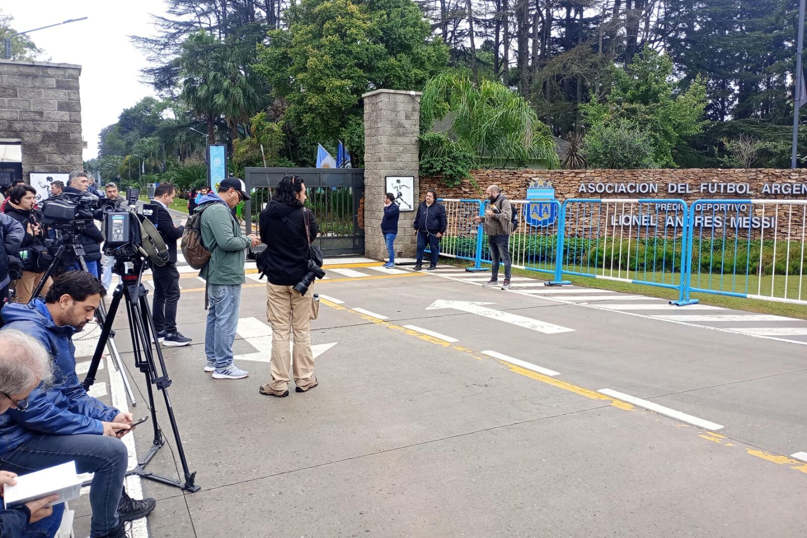 La AFA cerró el velatorio para íntimos de Menotti, excompañeros y dirigentes.