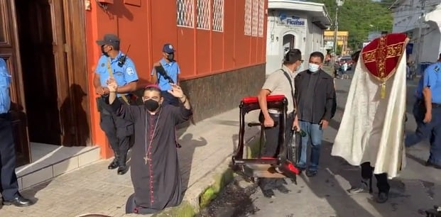 Monseñor Rolando Álvarez, arrodillado, cuando el gobierno cerró los medios de comunicación religiosos / Captura de pantalla de transmisión en vivo del facebook de la Diócesis de Matagalpa 