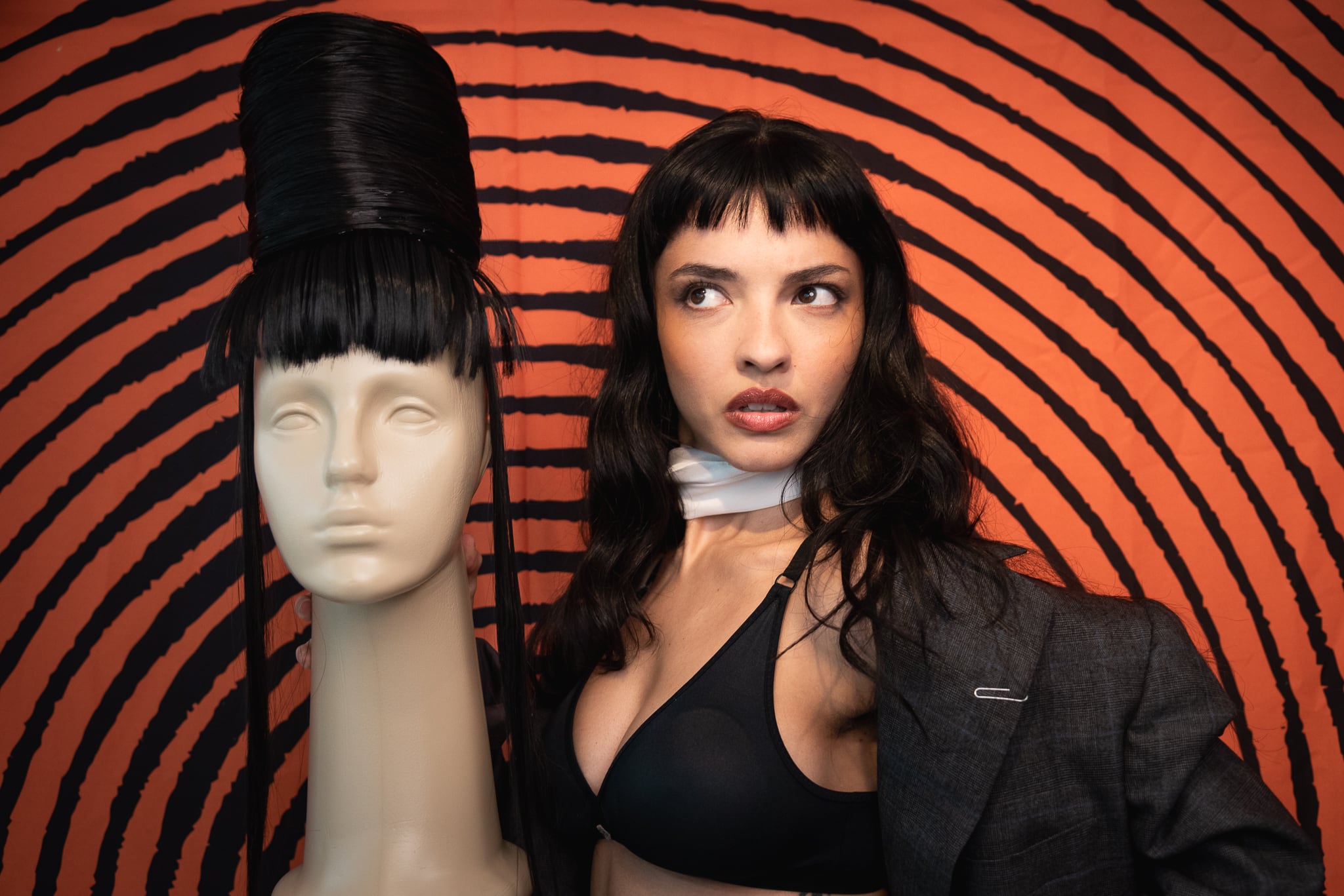 El disco viene acompañado de un corto de media hora protagonizado por Tanya, una criatura indomable interpretada por la propia Juana