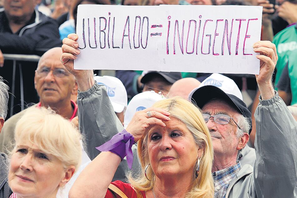 Los más golpeados por la inflación están siendo despojados de la poca ayuda oficial que recibían.