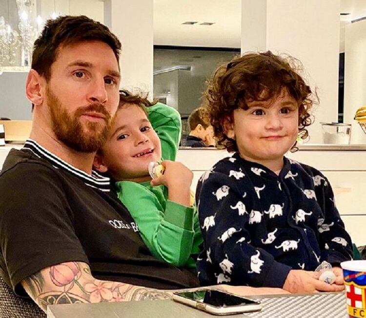Las estrella del Barça junto a dos de sus hijos. 
