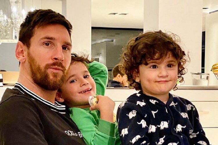 Las estrella del Barça junto a dos de sus hijos.