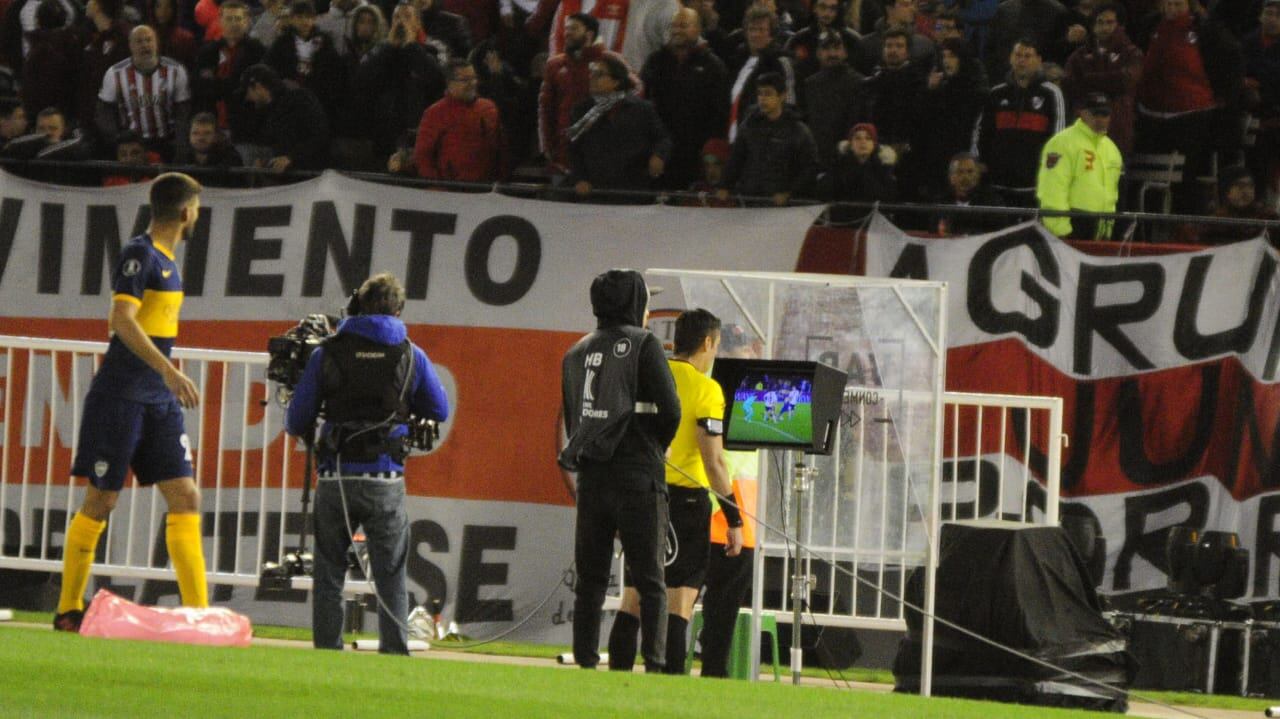 Lisandro López espera mientras el árbitro atiende el VAR, protagonista del River-Boca.