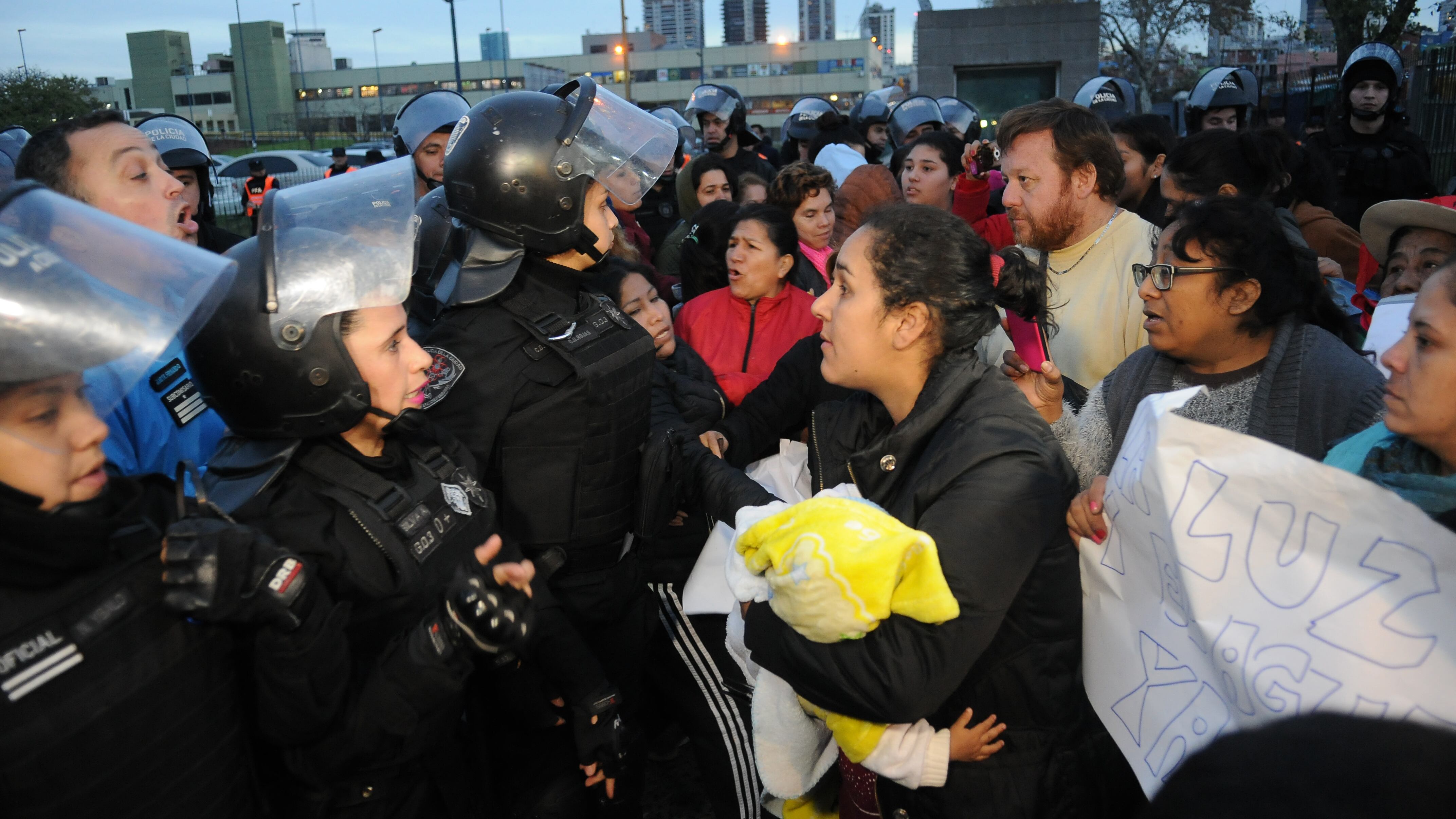 Durante el corte en la Terminal, hubo momentos de tensión con la Policía de la Ciudad.
