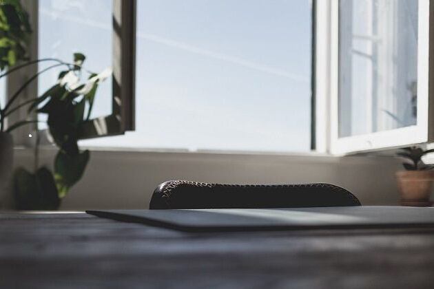 En los lugares donde no se pueden abrir las ventanas, la OMS recomienda el uso de ventiladores mecánicos en lugar del aire acondicionado.