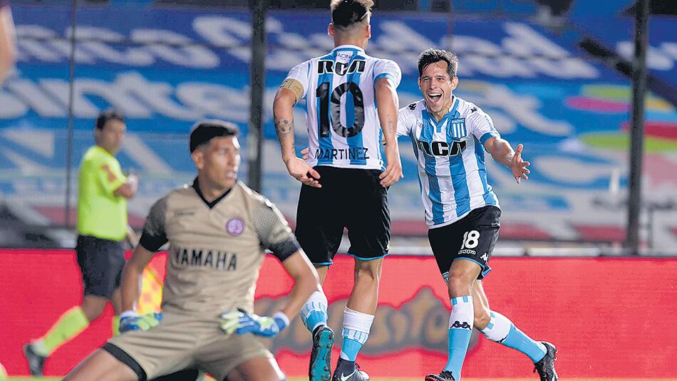 Solari acaba de marcar su gol, el tercero de Racing, un minuto después de ingresar.