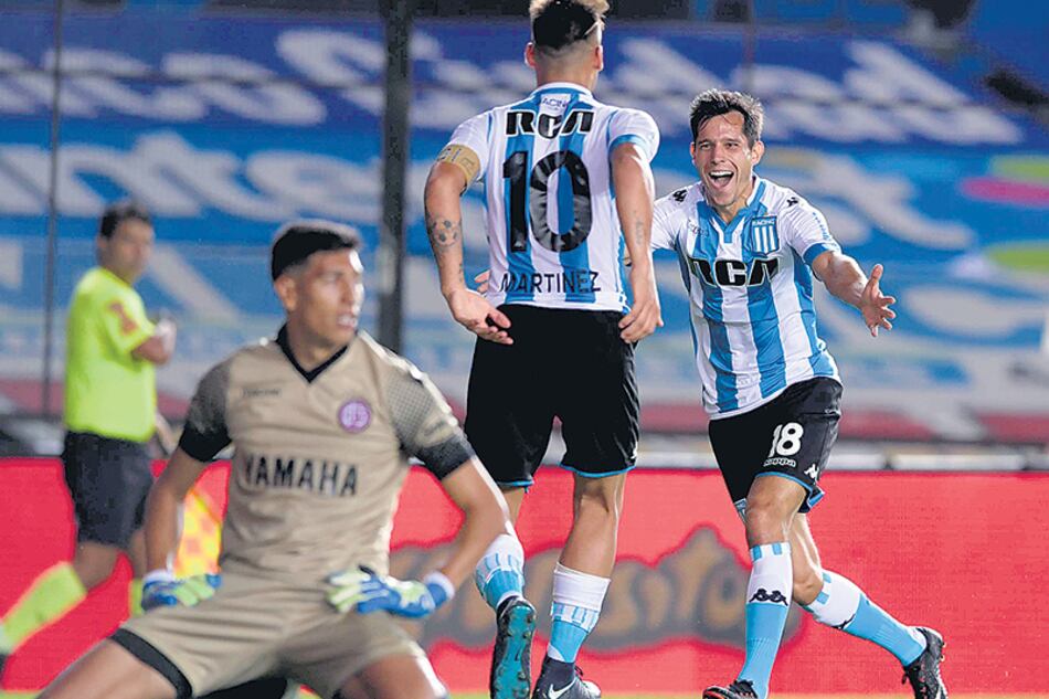 Solari acaba de marcar su gol, el tercero de Racing, un minuto después de ingresar.