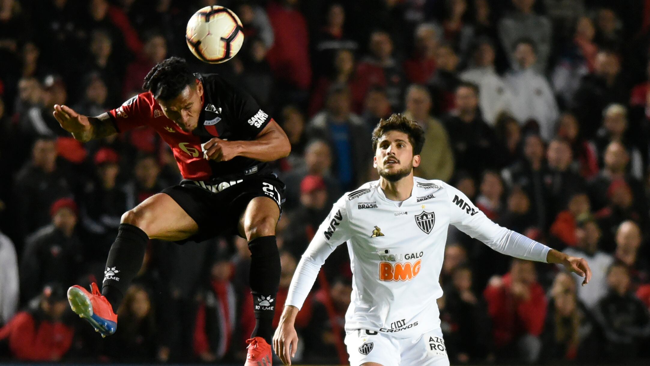 Wilson Morelo cabecea ante la presencia de un jugador brasileño.