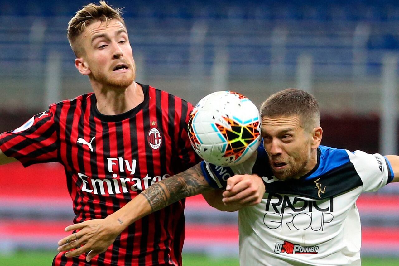 Gómez (derecha) lucha por la posesión de la pelota. Empataron Milan y Atalanta.