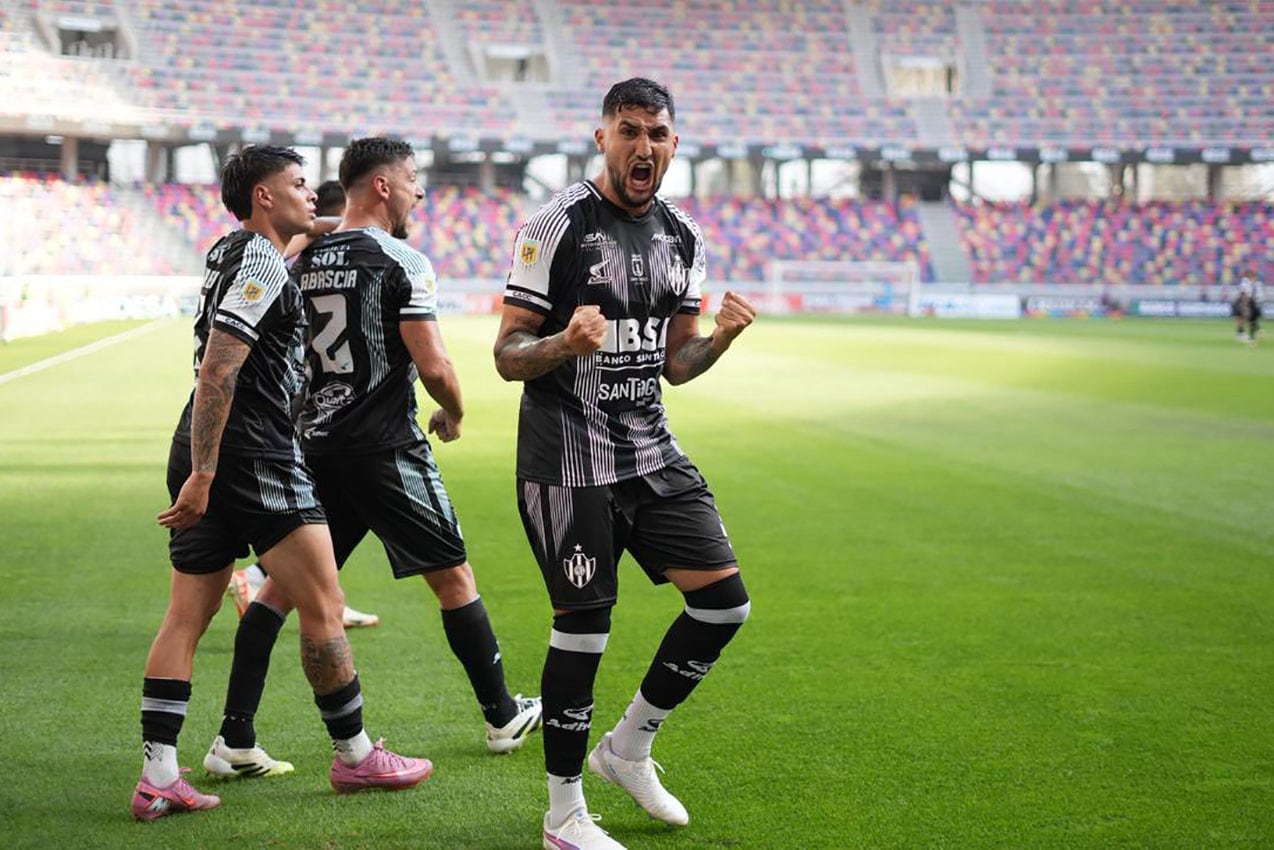 Galván feseja su gol, el primero de su equipo