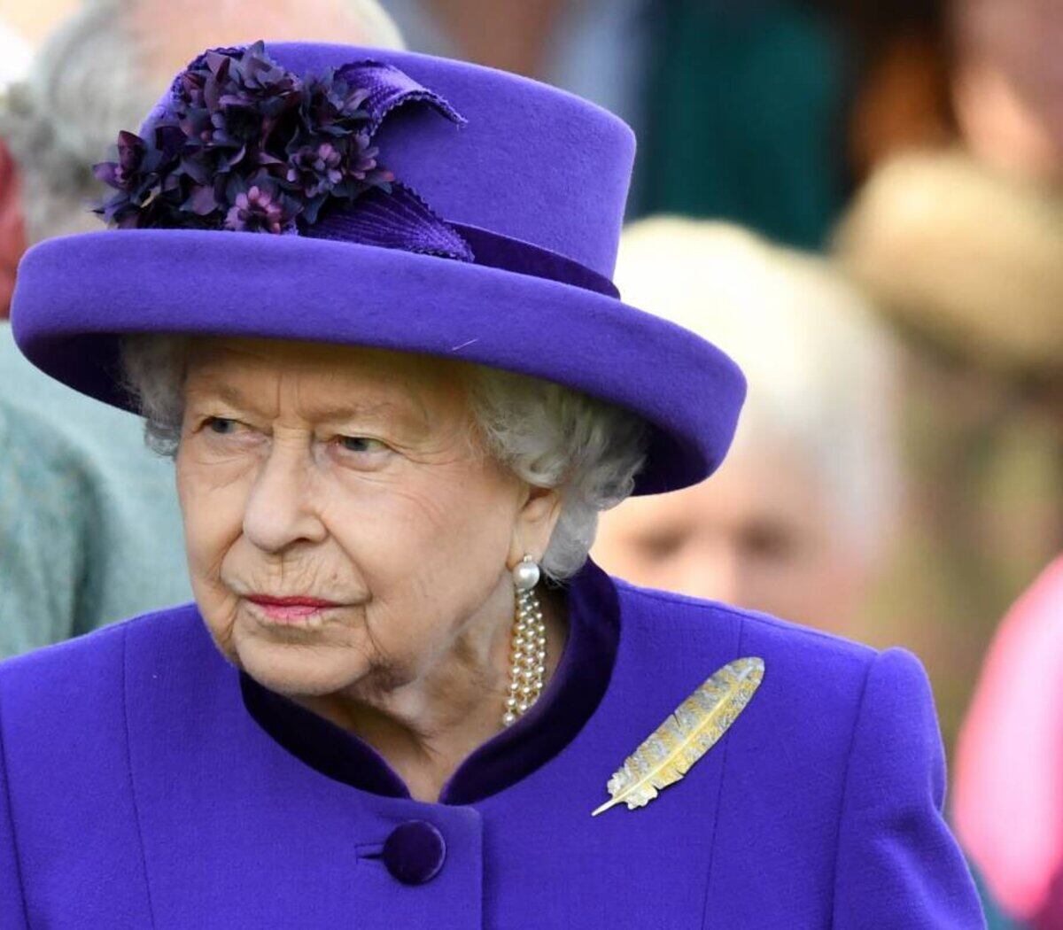 La reina Isabel II, de 95 años, tiene un cuadro de covid con síntomas similares a los de un resfrío.