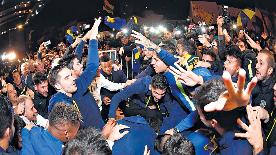 Los jugadores de Boca salieron a la puerta del hotel a festejar junto a los hinchas que los acompañaban en Bahía.