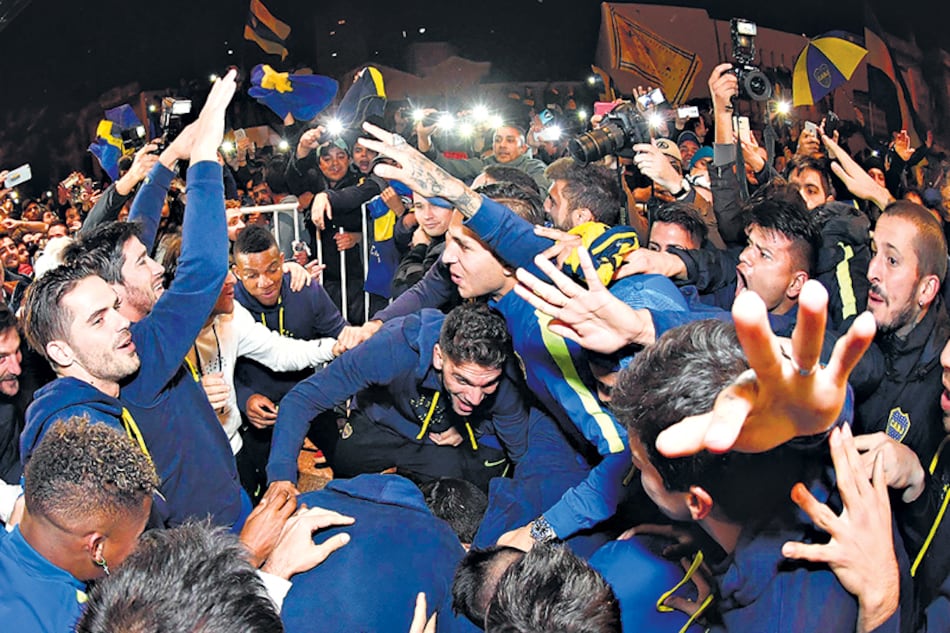 Los jugadores de Boca salieron a la puerta del hotel a festejar junto a los hinchas que los acompañaban en Bahía.