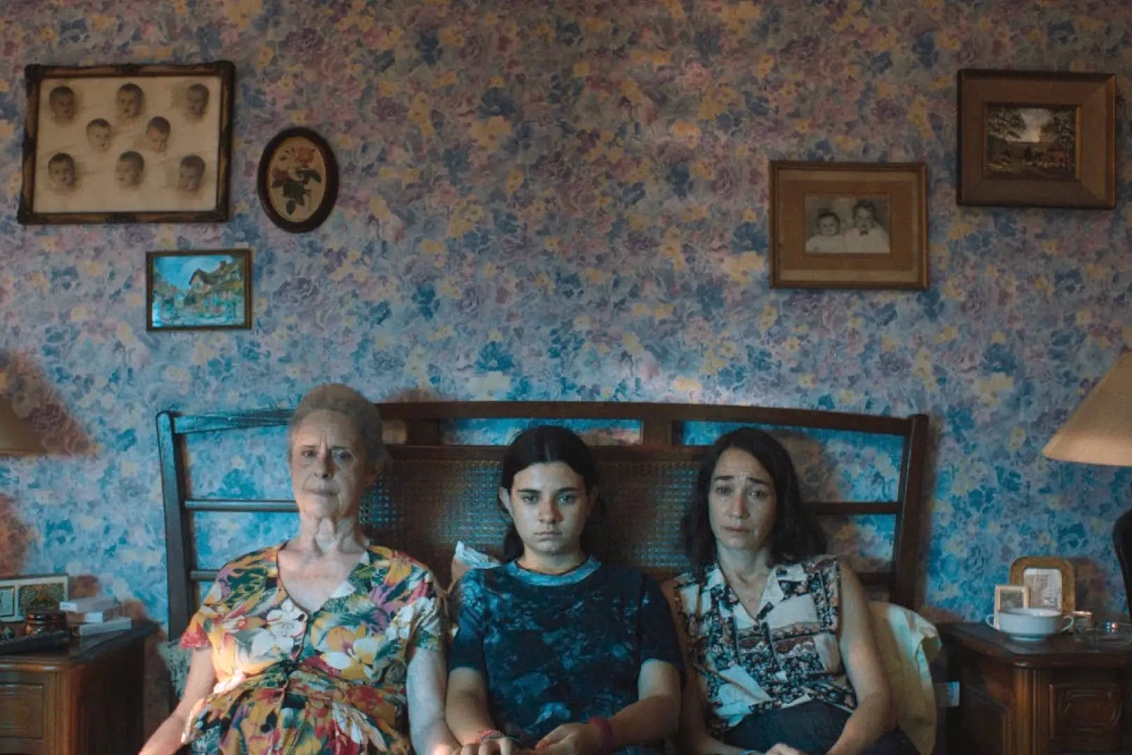 La familia lucha por aferrarse a la clase media, algo nada fácil dado que el calendario marca 1997.