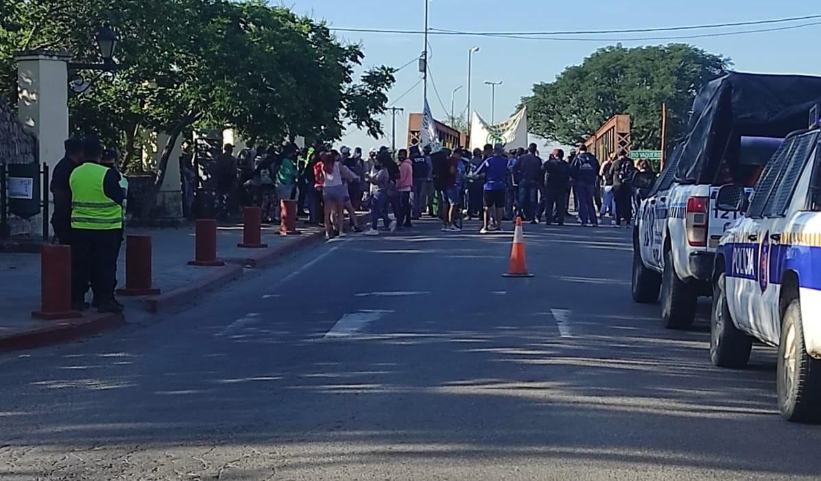 Empleados municipales de Vaqueros y La Caldera cortaron el puente por dos horas.