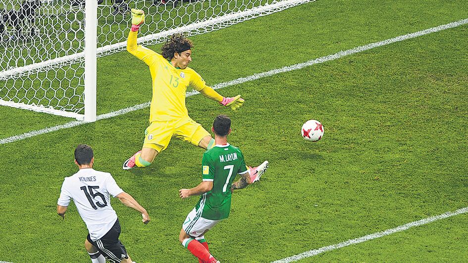 Younes ya sacó el remate que supera a Ochoa y se convierte en el cuarto gol de Alemania.