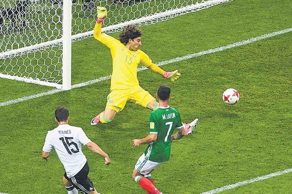 Younes ya sacó el remate que supera a Ochoa y se convierte en el cuarto gol de Alemania.