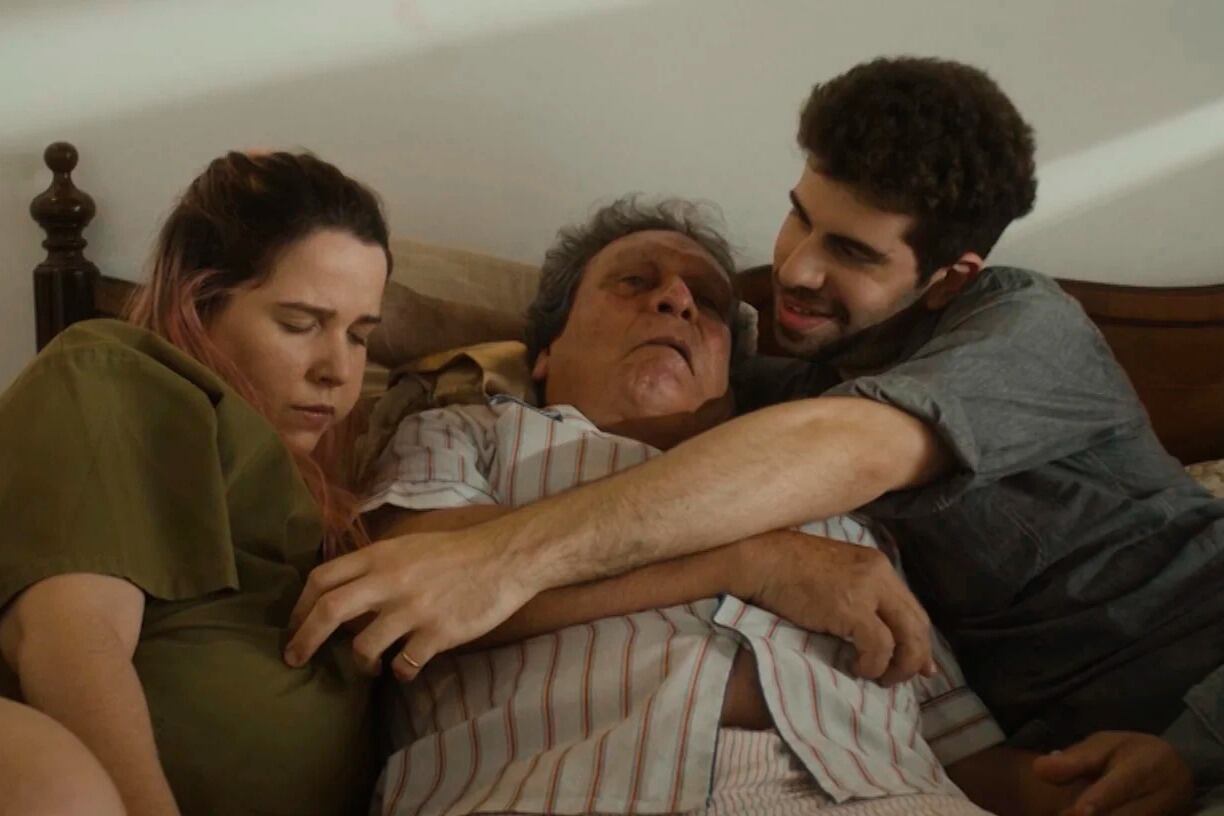 Aquejado por un Alzheimer avanzado, Dalmiro queda sujeto a la voluntad de sus cuidadores.