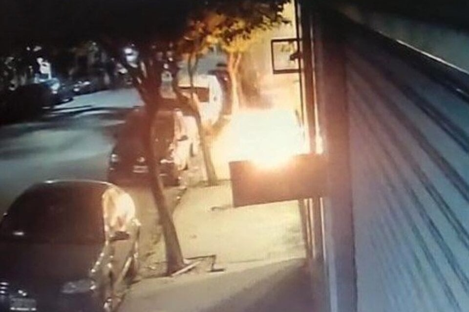 El ataque con bombas molotov al diario Clarín fue captado por cámaras de seguridad.