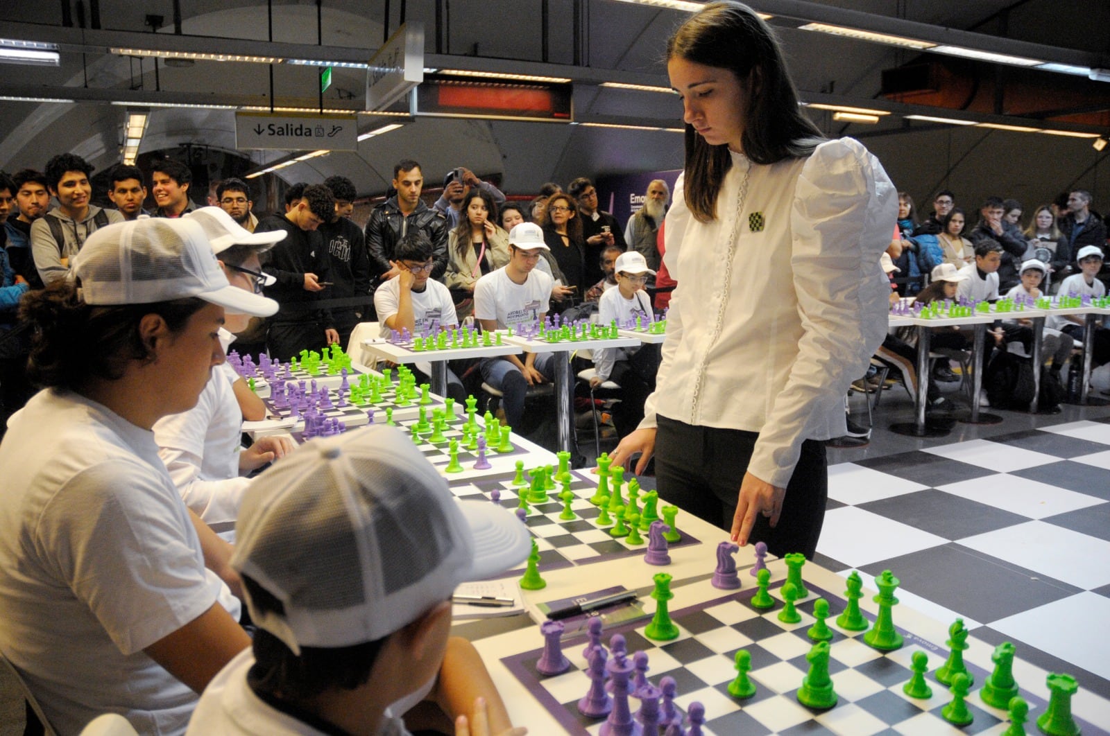 Francisco jugó simultáneas con muchos jóvenes 