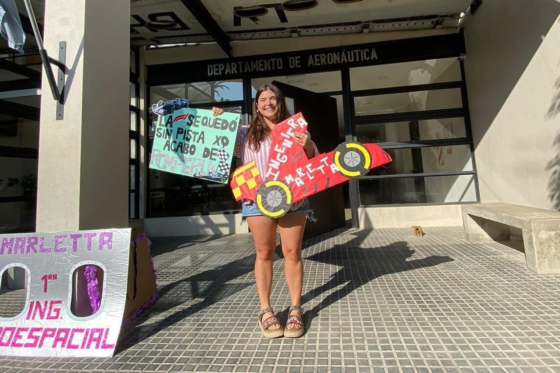 Valentina Marletta es la primera ingeniera aerosespacial recibida en el país. Imagen: UNLP.