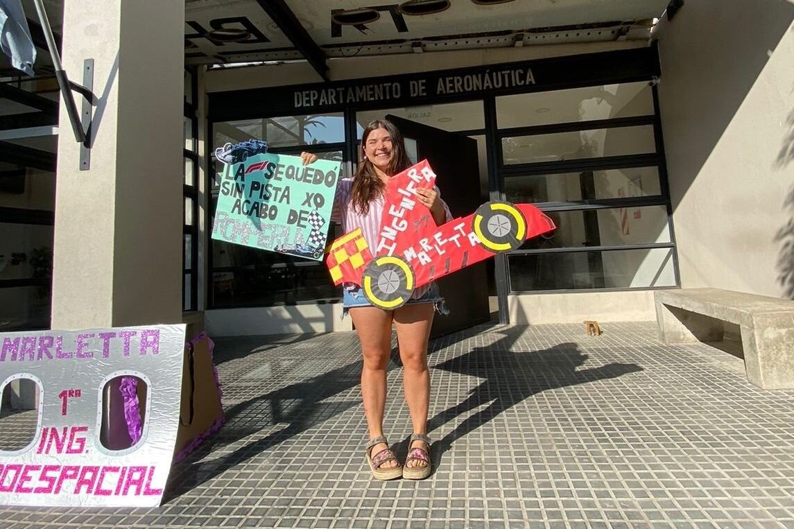 Valentina Marletta es la primera ingeniera aerosespacial recibida en el país. Imagen: UNLP.