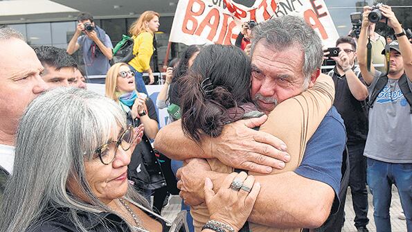 El padre de Paula, Alberto Perassi, se abraza desconsolado al final del juicio.