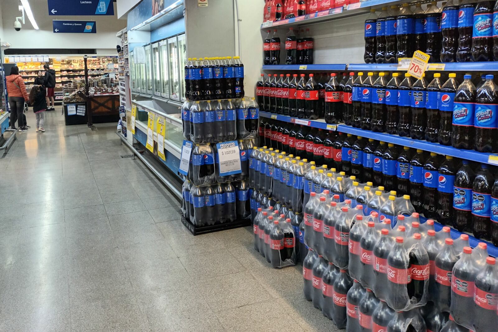 La empresa multinacional es dueña del 65 por ciento de las góndolas