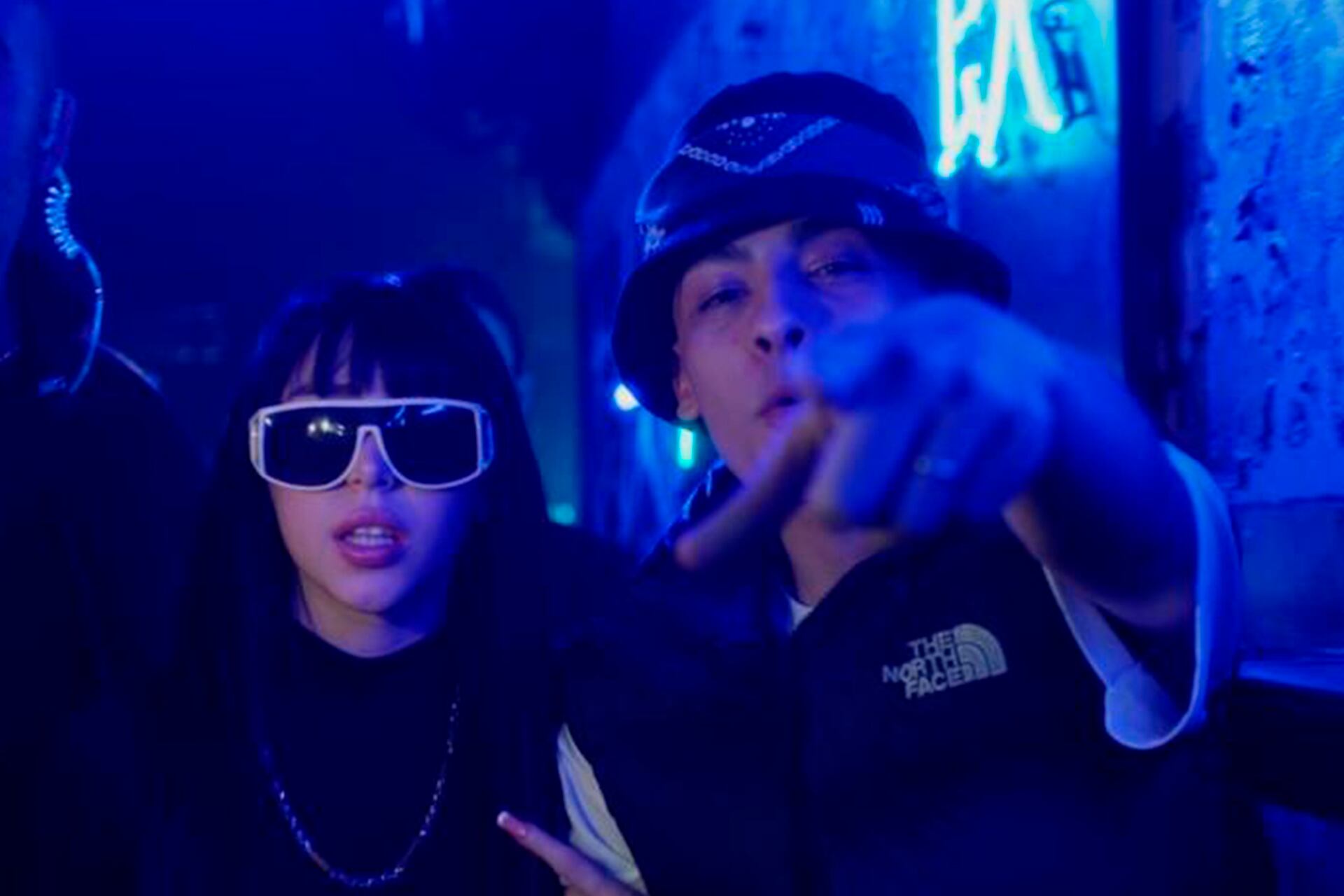 Trueno muestra dos moods propios en su nuevo video, Background, que viene con cameo de Nicki Nicole y orgullo boquense.