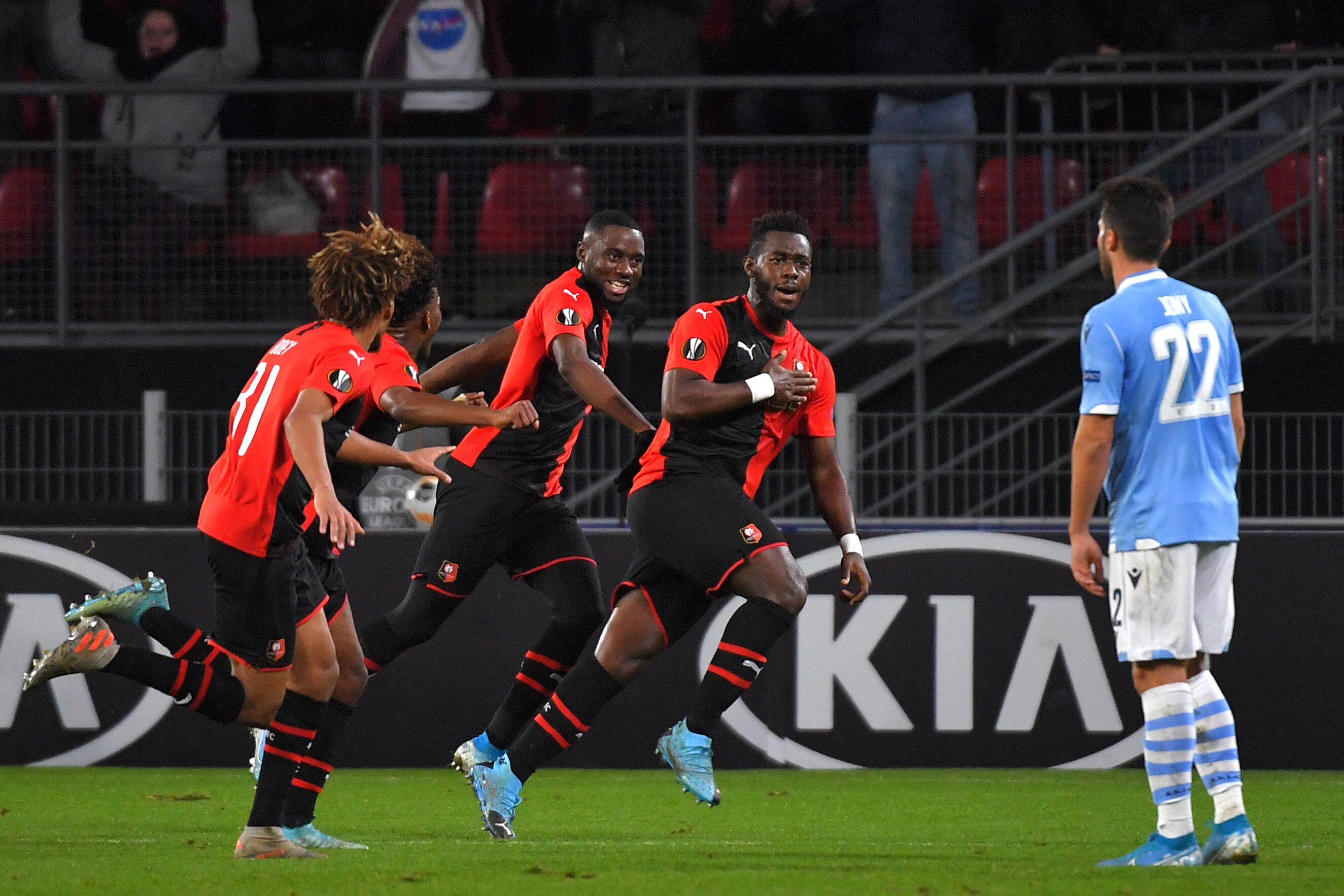 Todo Rennes festeja el triunfo ante Lazio, que quedó afuera la Europe League.