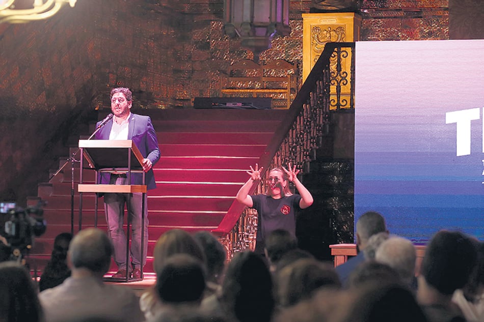 Avelluto, cada día un nuevo disgusto. Cuando terminó de hablar, la gente volvió a sus asientos.